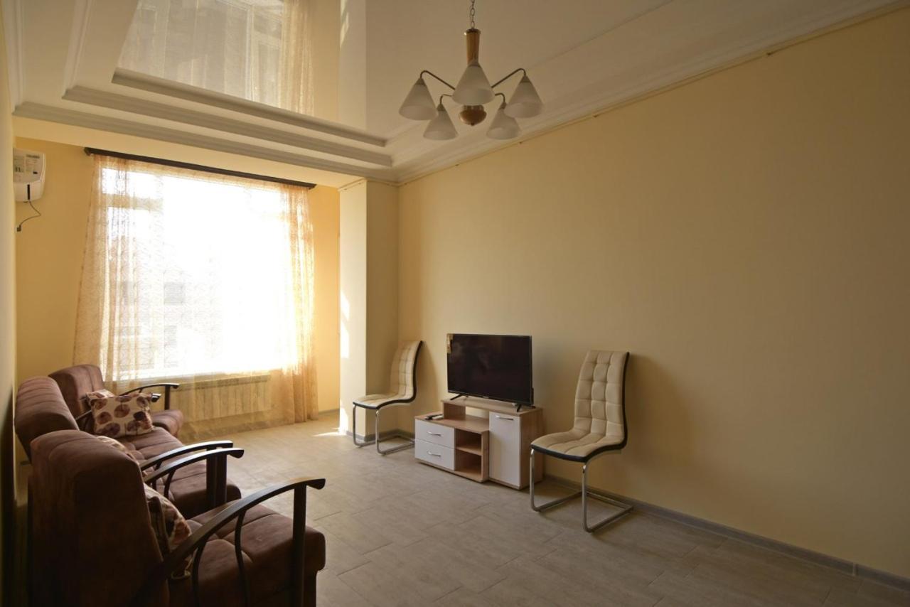 Rent Inn Yerevan On Sakharov Square Esterno foto