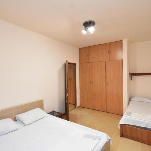 Rent Inn Yerevan On Sakharov Square Esterno foto