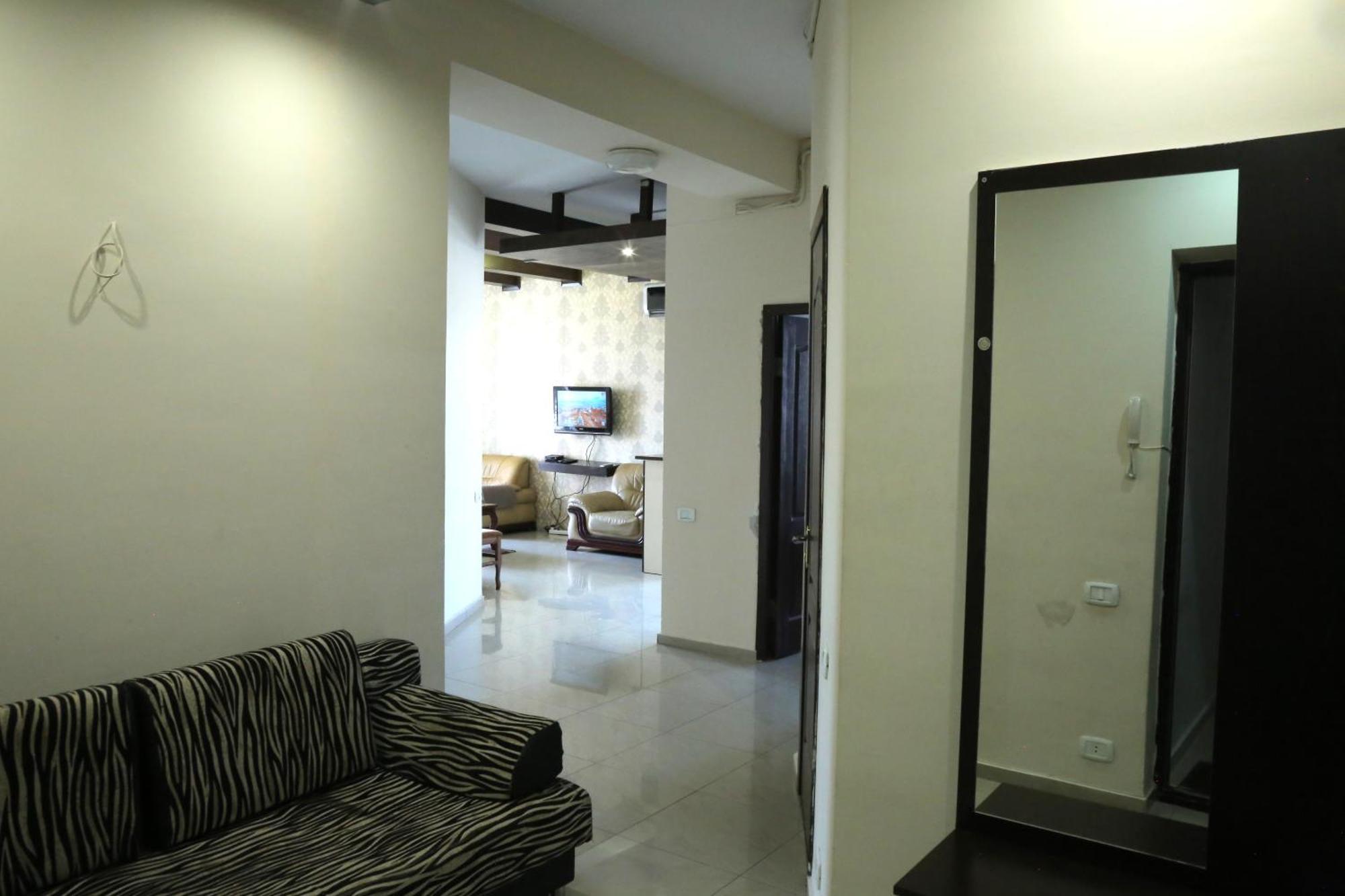 Rent Inn Yerevan On Sakharov Square Esterno foto