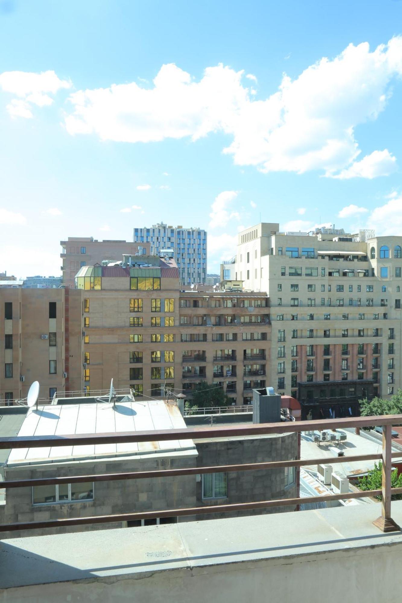 Rent Inn Yerevan On Sakharov Square Esterno foto