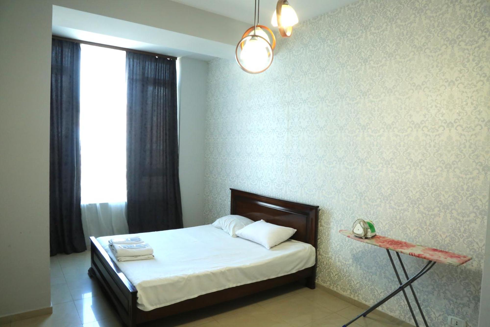 Rent Inn Yerevan On Sakharov Square Esterno foto