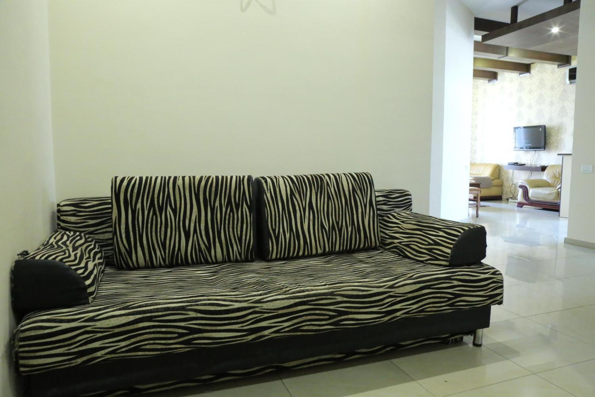 Rent Inn Yerevan On Sakharov Square Esterno foto