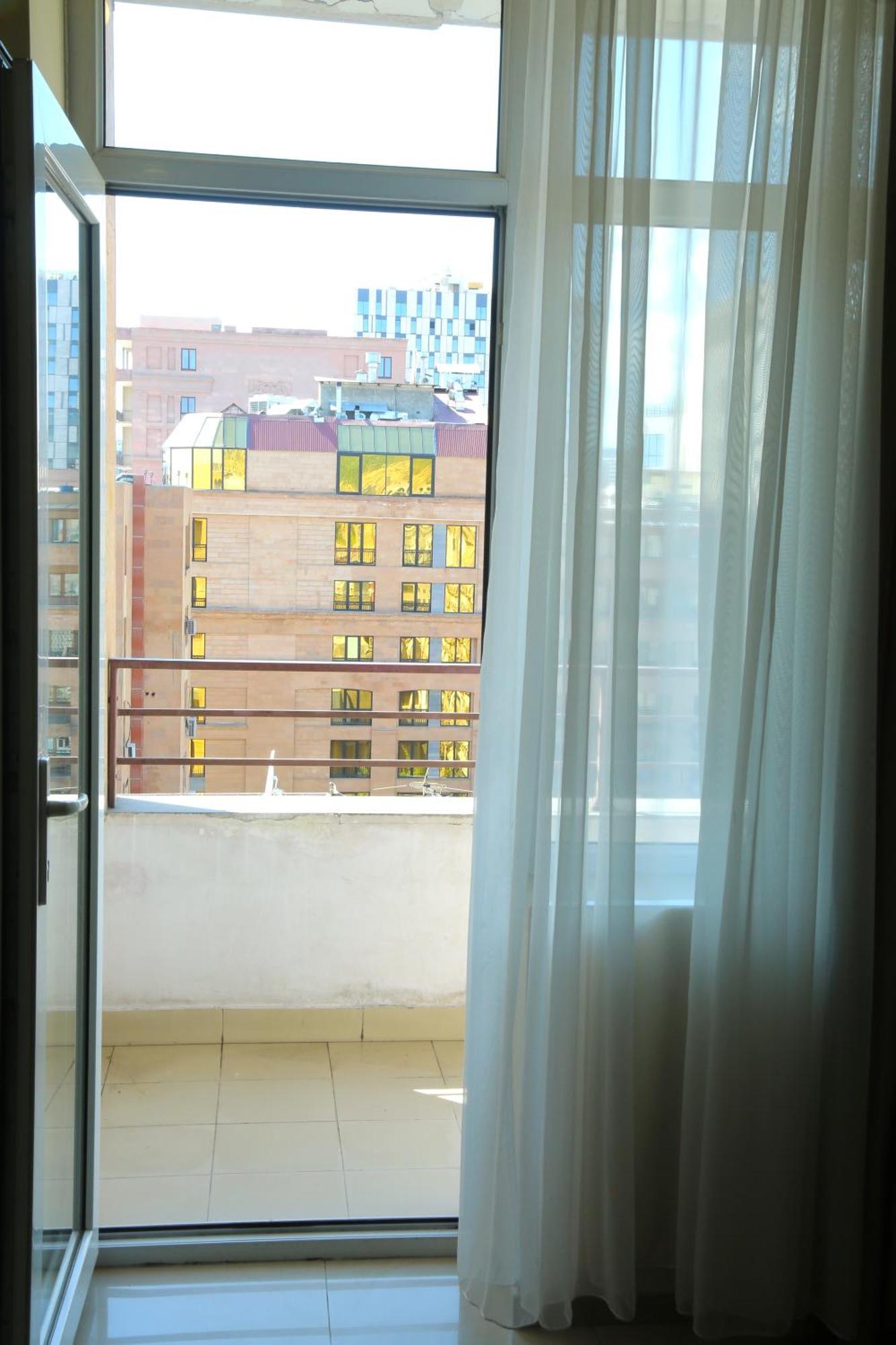 Rent Inn Yerevan On Sakharov Square Esterno foto
