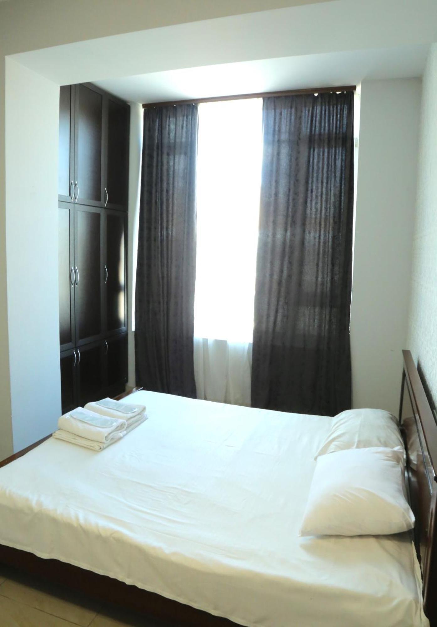 Rent Inn Yerevan On Sakharov Square Esterno foto