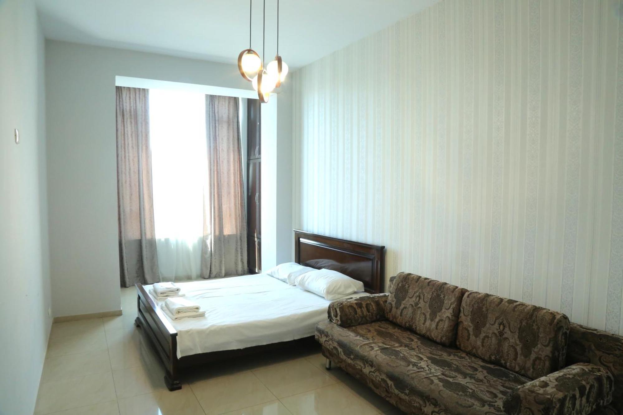 Rent Inn Yerevan On Sakharov Square Esterno foto