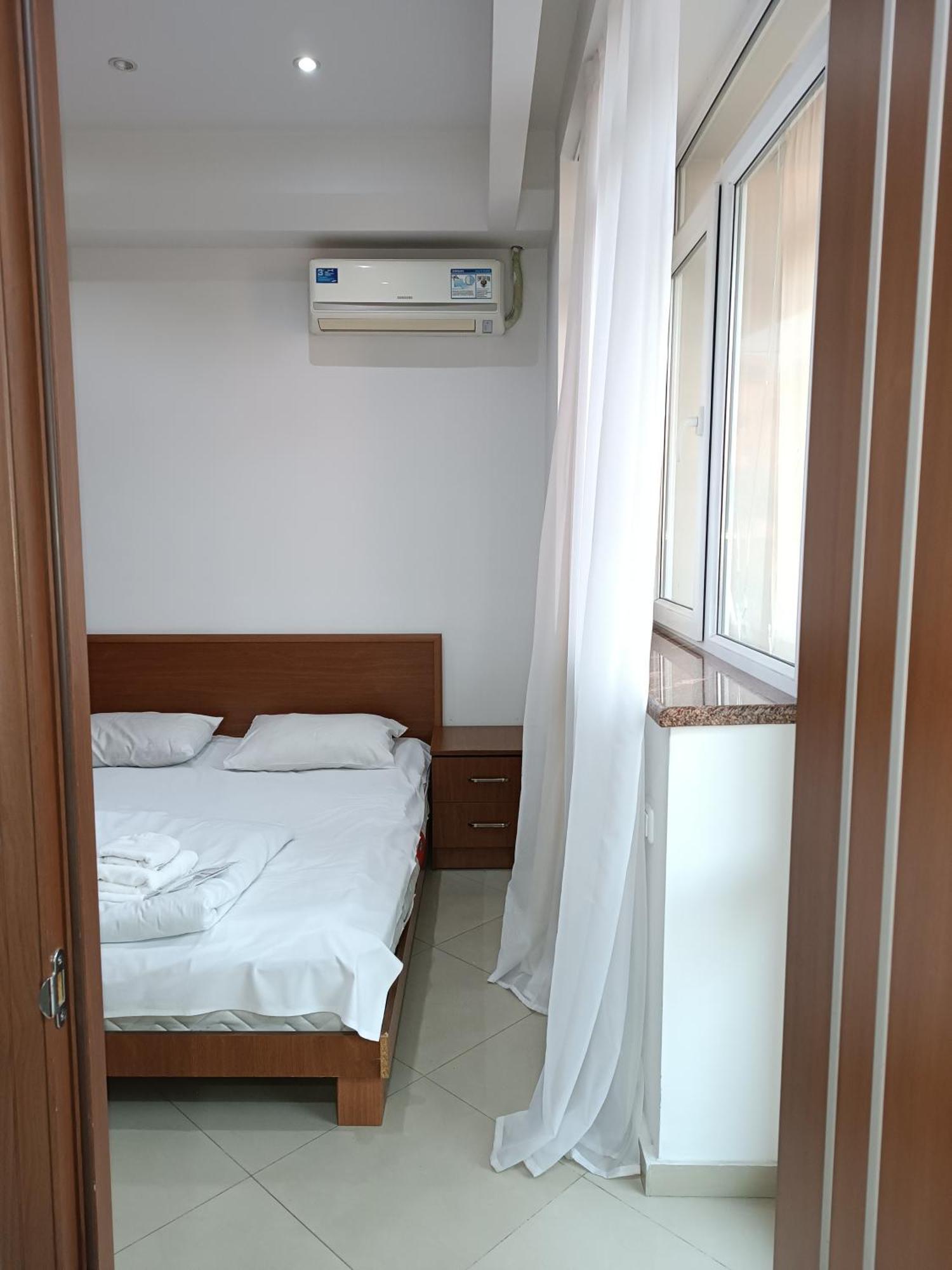 Rent Inn Yerevan On Sakharov Square Esterno foto