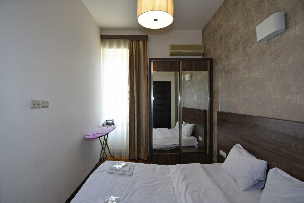 Rent Inn Yerevan On Sakharov Square Esterno foto