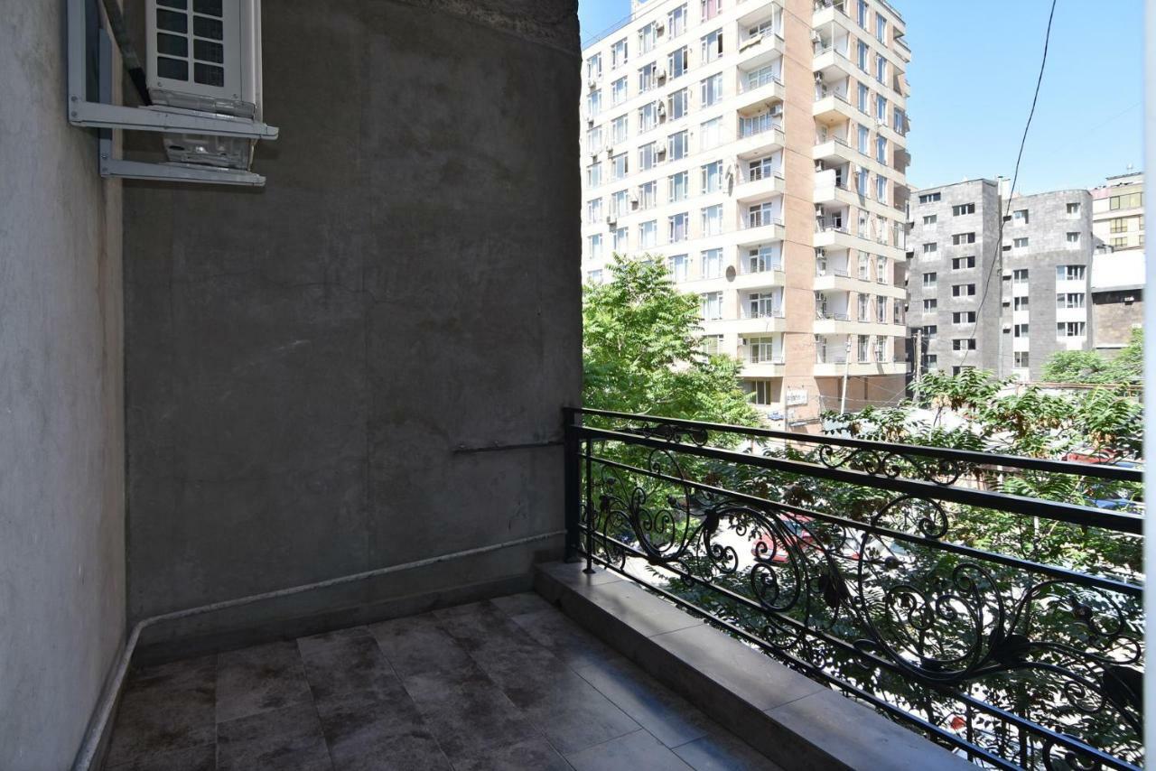Rent Inn Yerevan On Sakharov Square Esterno foto