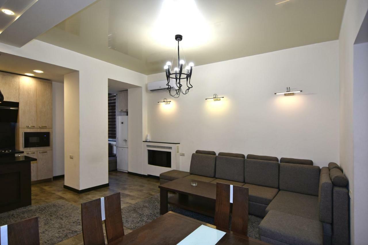 Rent Inn Yerevan On Sakharov Square Esterno foto