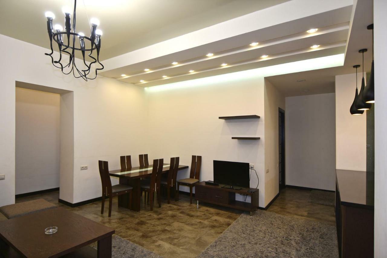 Rent Inn Yerevan On Sakharov Square Esterno foto