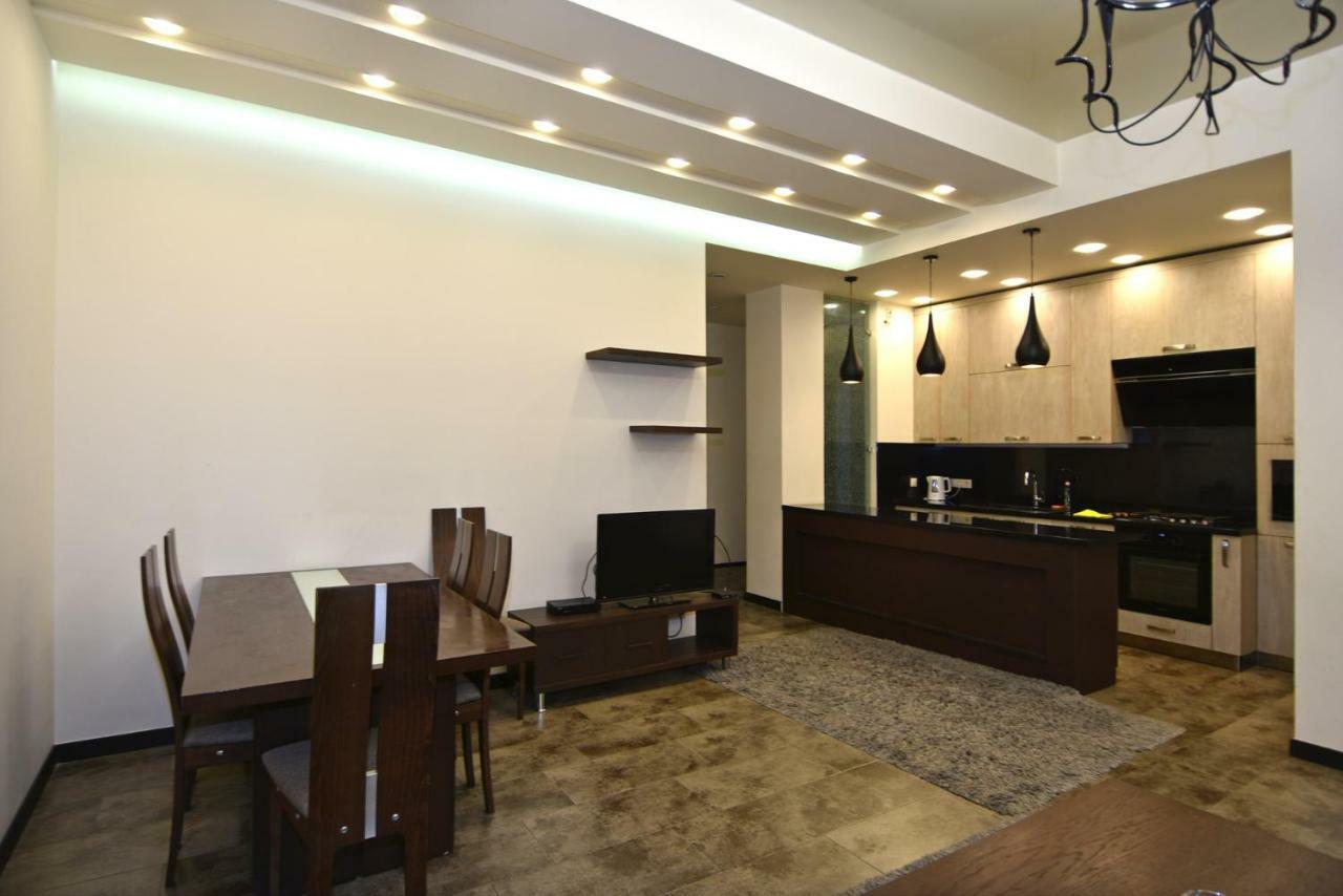 Rent Inn Yerevan On Sakharov Square Esterno foto