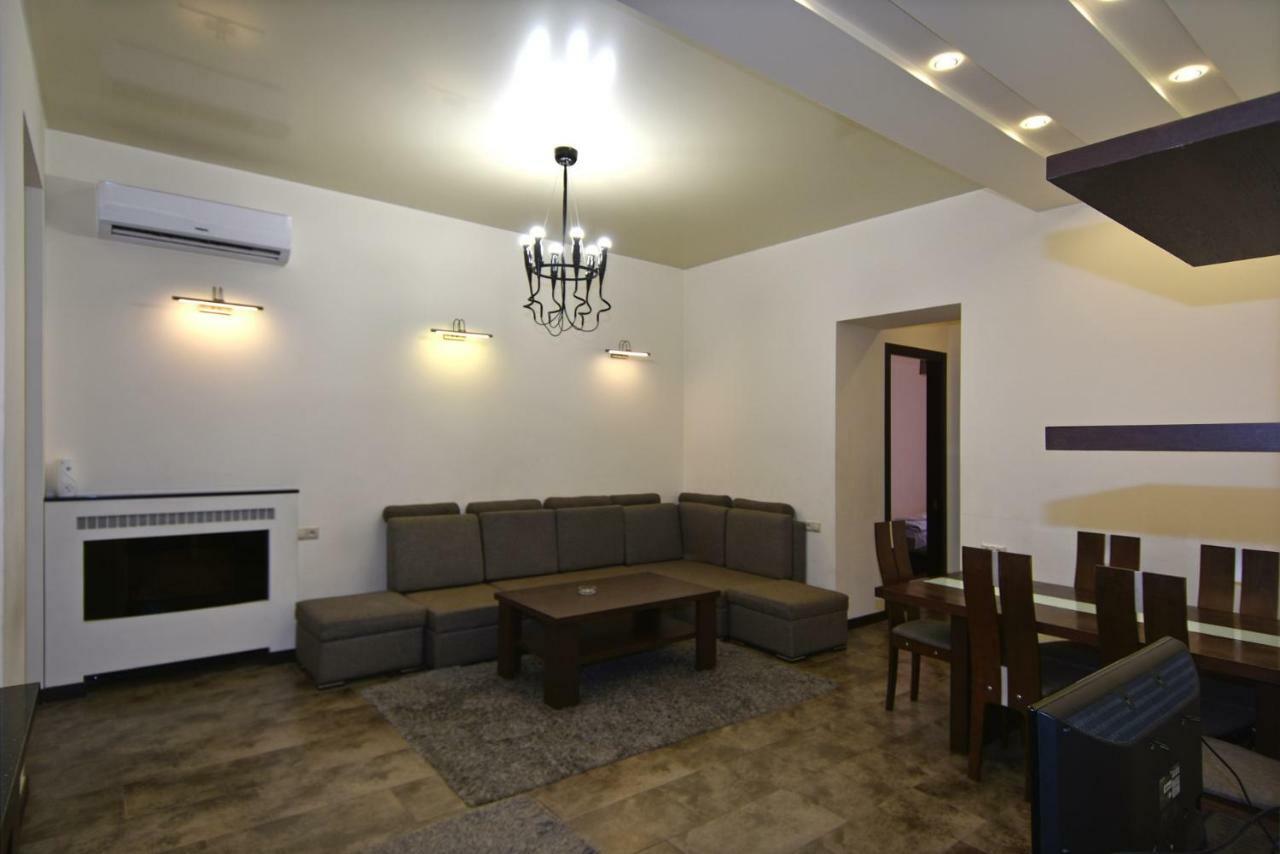 Rent Inn Yerevan On Sakharov Square Esterno foto