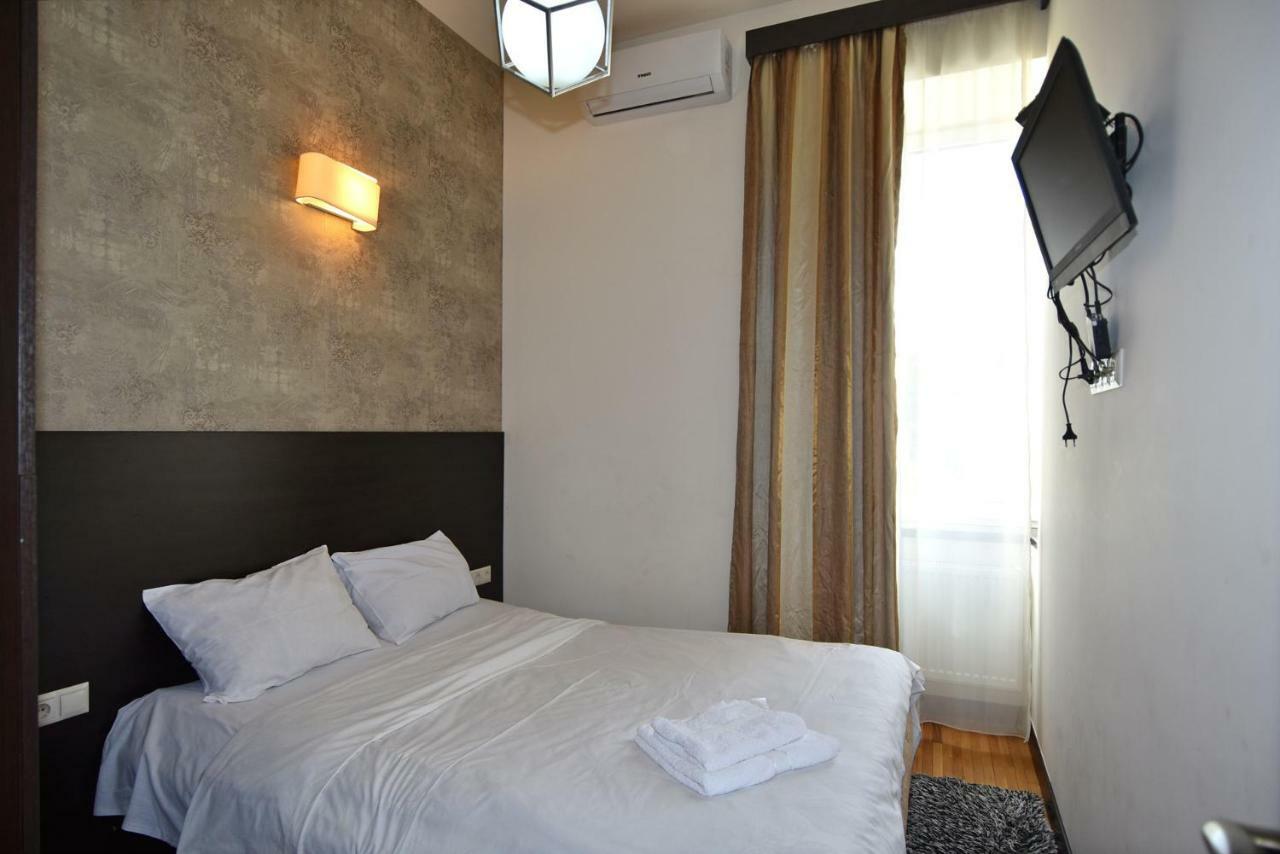 Rent Inn Yerevan On Sakharov Square Esterno foto