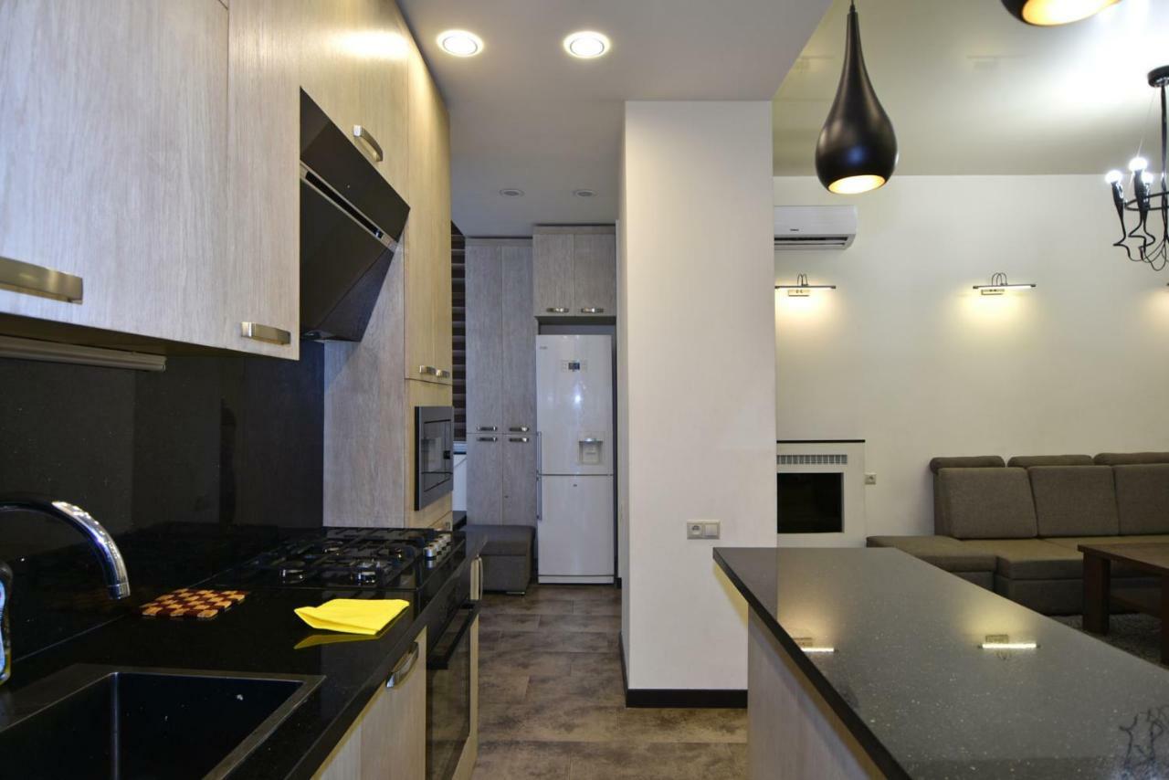 Rent Inn Yerevan On Sakharov Square Esterno foto